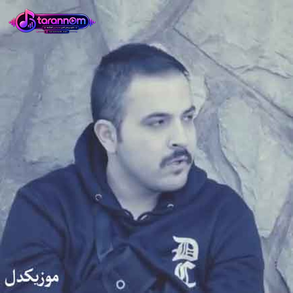 جلو آیینه در حال آرایشی
